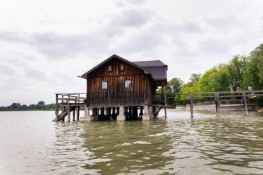 Almanya 'da Inning am Ammersee' de Ammersee Gölü 'ndeki tahta kulübe.