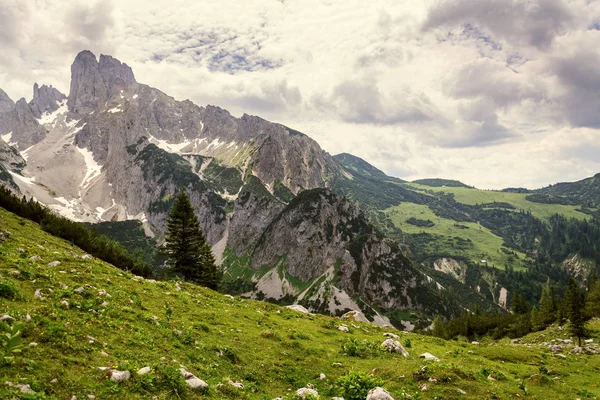 上奥地利联邦州Gmunden区Gosau Alps的Grosse Bischofsmutze山 阳光灿烂的夏日 探索漫漫情欲的概念 — 图库照片