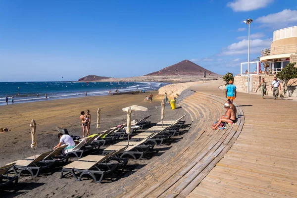 Medano España Julio 2019 Gente Caminando Por Paseo Marítimo Surfeando —  Fotos de Stock