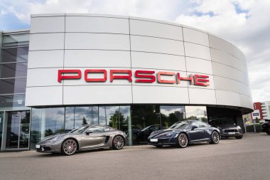 Prag, Çek Cumhuriyeti - 22 Eylül 2018: Porsche logosu 22 Eylül 2018 'de Çek Cumhuriyeti' nin Prag kentinde galeri binası önünde araç üzerinde.