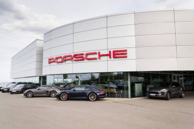 Prag, Çek Cumhuriyeti - 22 Eylül 2018: Porsche logosu 22 Eylül 2018 'de Çek Cumhuriyeti' nin Prag kentinde galeri binası önünde araç üzerinde.