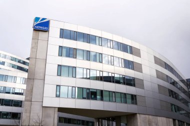Prag, Çek Cumhuriyeti - 9 Mart 2018: Net4gaz şirketi logosu 9 Mart 2018 'de Çek Cumhuriyeti' nin Prag kentindeki genel merkez binasında.