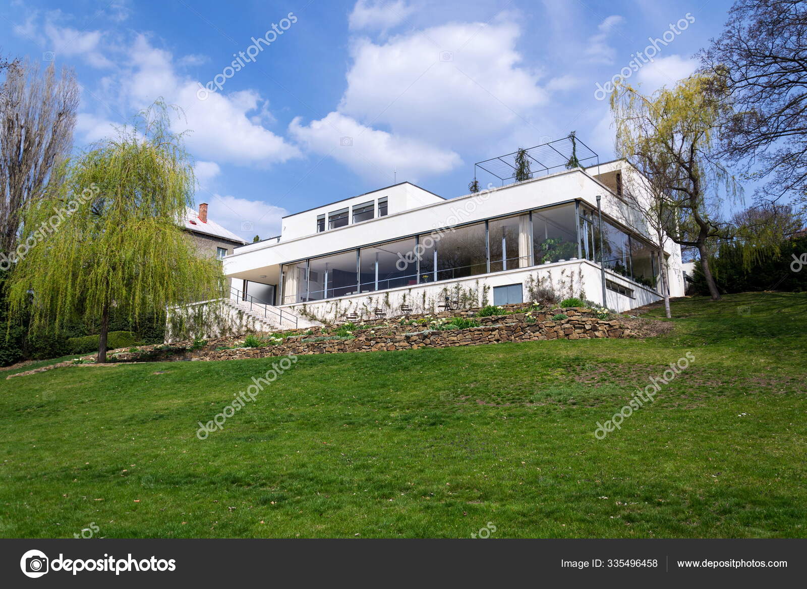 Exterior Villa Tugendhat Pelo Arquiteto Ludwig Mies Van Der Rohe — Foto ©  josekube #335496458, image size:1600x1167