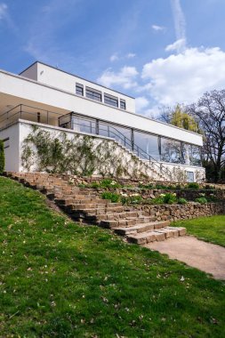 Mimar Ludwig Mies van der Rohe 'nin 1929-1930 yılları arasında inşa ettiği Villa Tugendhat' ın dışı, modern işlevsellik mimari anıtı, Brno, Moravia, Çek Cumhuriyeti, UNESCO Dünya Kültür Mirası sahası