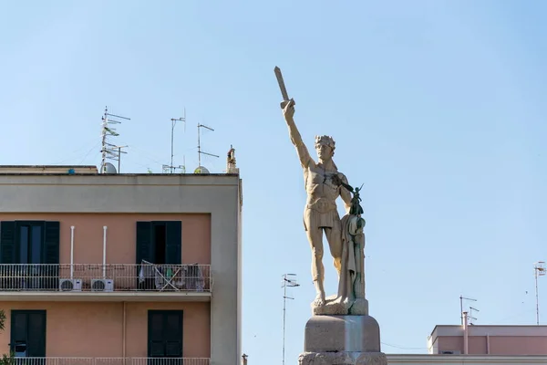 Статуя Виктора Эммануила Короля Сардинии Объединенной Италии Голубое Чистое Небо — стоковое фото