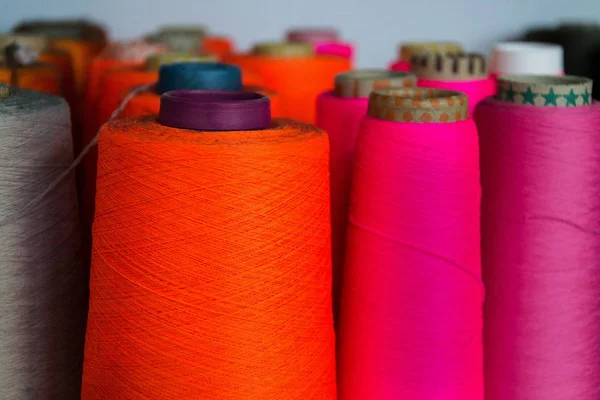 Bobinas Rosca Coloridas Configuradas Para Máquina Costura Conceito Fábrica Indústria — Fotografia de Stock