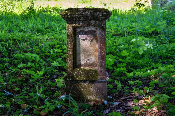 破碎的心在古老的墓碑上 坟场在阳光灿烂的日子 死亡和生命终结的概念 — 图库照片