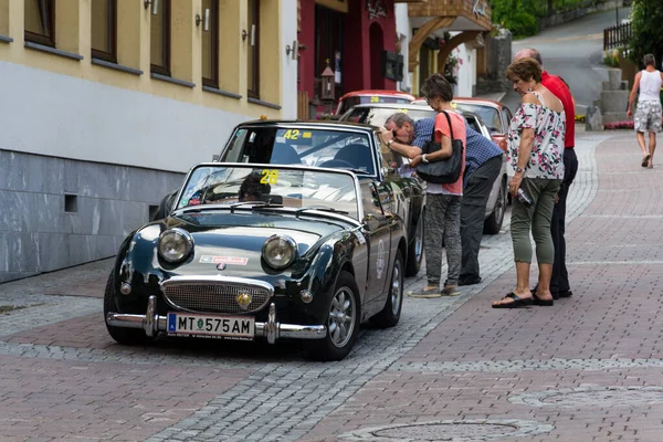 Saalbach Hinterglemm Áustria Junho 2018 Pessoas Olhando Para Carro Veterano — Fotografia de Stock