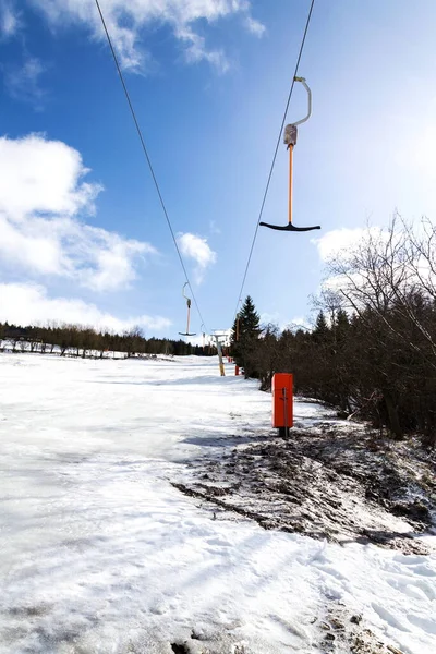 在空旷的滑雪场上停止了T形杆的升降 滑雪季节概念结束 积雪消失 冬季或春季阳光明媚 Horni Mala Upa Krkonose山 捷克共和国 — 图库照片