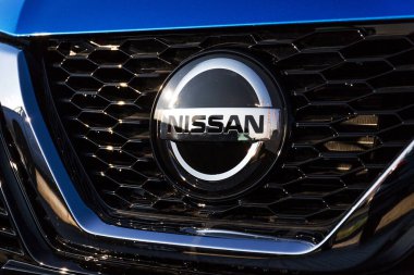 PRAG, CZECH REPUBLIC - 13 Aralık 2018: Nissan motor şirketi arabası 13 Aralık 2018 'de Prag, Çek Cumhuriyeti' nde galeri binasının önünde duruyor. 