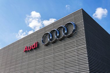 Prag, Çek Cumhuriyeti - 6 Mayıs 2019: 6 Mayıs 2019 tarihinde Prag, Çek Cumhuriyeti bayilik binasında Audi şirket logosu.