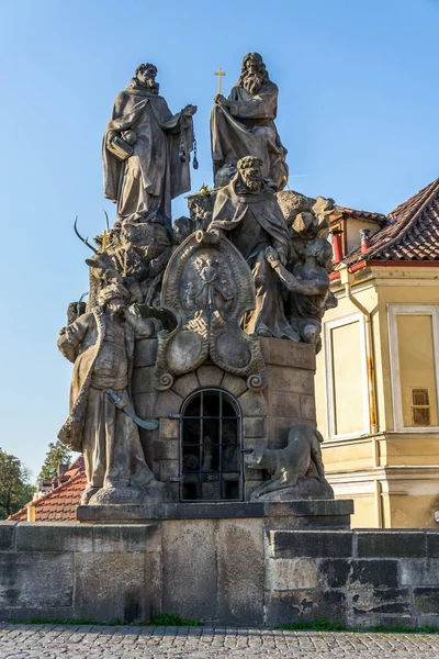 バロック彫刻ジョン フェリックス ヴァロワ 聖イワン カレル橋 プラハ チェコ共和国 晴れた日 — ストック写真