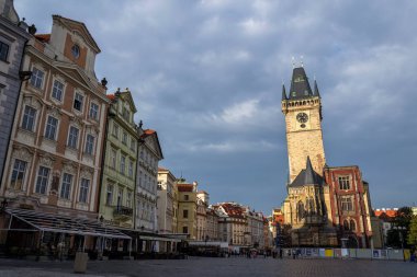 PRAG, CZECH REPUBLIC - 13 Eylül 2018: Eski Şehir Kulesi ve Salonu ile Boş Kasaba Meydanı, 13 Eylül 2018 'de Çek Cumhuriyeti Prag' da UNESCO Dünya Mirası Bölgesi.