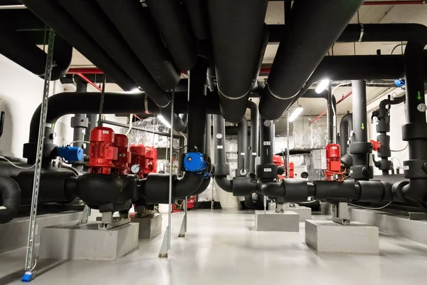 Su soğutma sistemi, ısı değiştirici ya da ısıtma borusu olarak kullanılan büyük siyah borular.