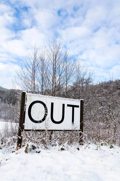 Out Znak Śnieżnym Krajobrazie Samotny Spacer Przyrodzie Aktywny Styl Życia — Zdjęcie stockowe