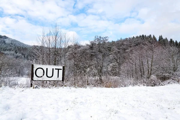 Fuori Segno Nel Paesaggio Innevato Solitario Camminare Nella Natura Stile — Foto Stock