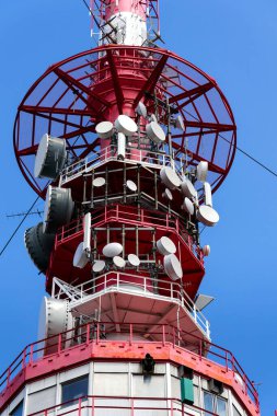 Telekomünikasyon kulesi vericiler ve antenler, kablosuz iletişim ve internet trafik artışı kavramı