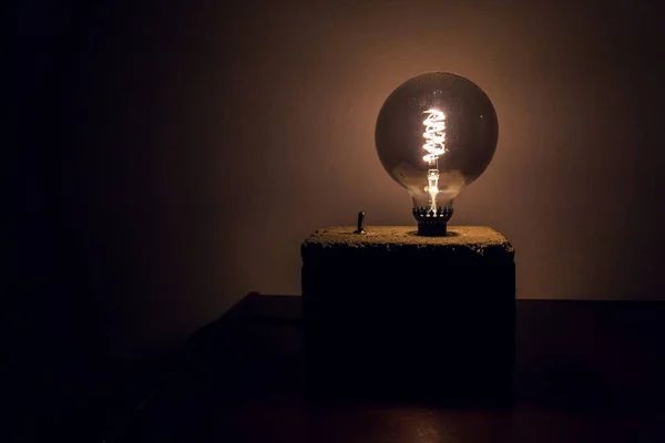 自家製コンクリートランプに輝く大きな電球 — ストック写真