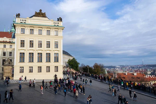 Praha Česká Republika Července 2019 Turisté Před Pražským Hradem Panorama — Stock fotografie