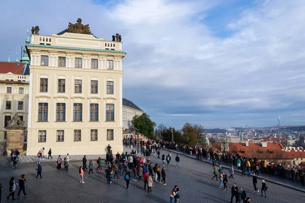 Prague Czech Republic November 2019 Tourrists Front Prague Castle City — стоковое фото