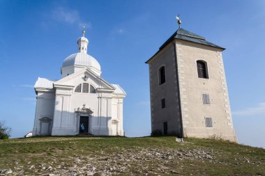 Doğa, Mikulov 'un Kutsal Tepesi' ni Aziz Sebastian ve Bell Kulesi 'nin hacca gidiş yolu ile koruyor. Moravya, Çek Cumhuriyeti, güneşli yaz günü.