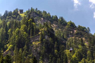 Gosaukammbahn teleferiği, Gosau, Avusturya 'daki Donnerkogel Dağı' nın altındaki Vorderer Gosausee Gölü üzerinde. 