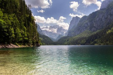 Vorderer Gosausee Gölü, Gosau yakınlarında. Arka planda eriyen buzul, Avusturya, güneşli yaz günü.