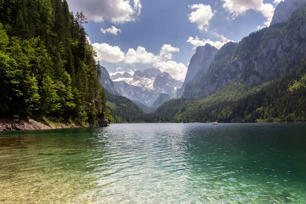 Vorderer Gosausee Gölü, Gosau yakınlarında. Arka planda eriyen buzul, Avusturya, güneşli yaz günü.