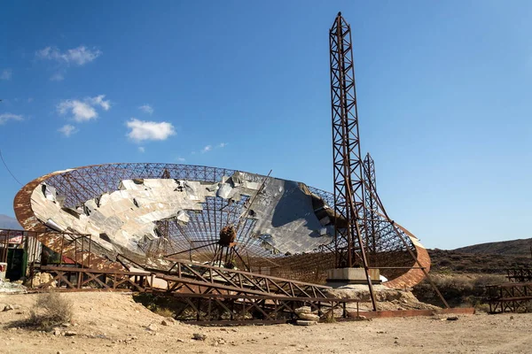 El Medano, Tenerife, Kanarya Adaları, İspanya, telekomünikasyon ve kablosuz iletişim güvenlik kavramı yakınlarındaki kurak arazide eski uydu anteni.