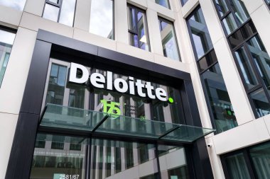 PRAG, CZECH REPUBLIC - 30 Nisan 2020: Çek Cumhuriyeti 'nin Prag kentinde 30 Nisan 2020 tarihinde Çek genel merkezinin inşasına ilişkin Deloitte profesyonel hizmet ağı logosu. 
