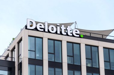 PRAG, CZECH REPUBLIC - 30 Nisan 2020: Çek Cumhuriyeti 'nin Prag kentinde 30 Nisan 2020 tarihinde Çek genel merkezinin inşasına ilişkin Deloitte profesyonel hizmet ağı logosu. 