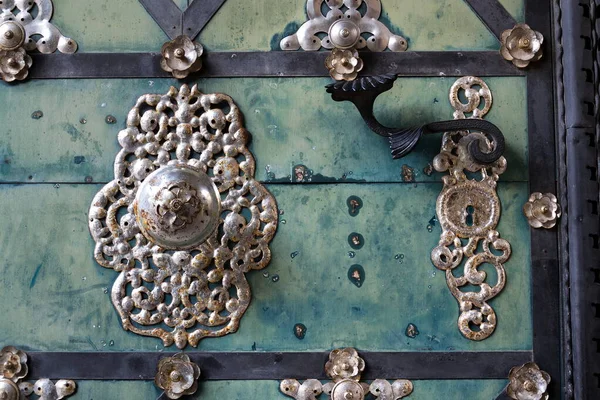 铁门配件上的装饰金属把手 老式浅蓝色门 — 图库照片