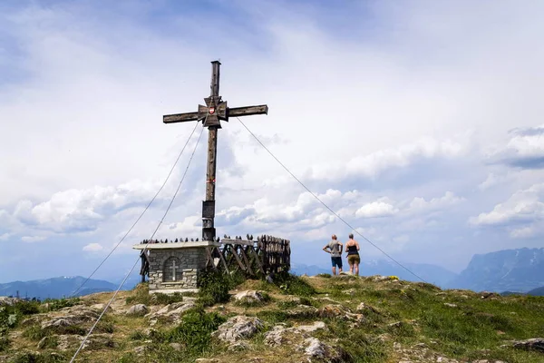 Onherkenbaar Echtpaar Voor Het Religieuze Kruis Sonntagskogel Bergtop Alpen Sankt — Stockfoto