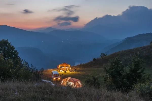 Tentes la nuit sur des falaises rocheuses — Photo