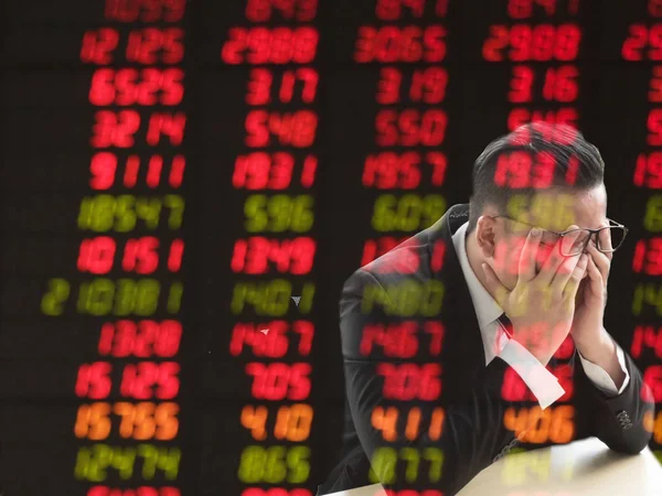외국인 투자자들은 녹색을 가지고 시장의 하락세에 스트레스를 — 스톡 사진