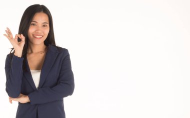 Ofis, şirket, personel, iş kadını, temiz, gümüş takım elbiseli, sol parmağınızı tutun. Tamam, sol elinizi iyi tutun. Kariyerinize güvenin.