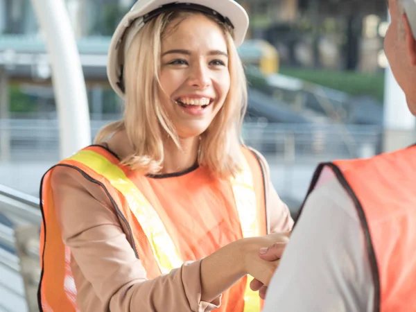 Kvinnlig Arbetare Ingenjör Europeisk Uniform Med Långt Blont Hår Griper — Stockfoto