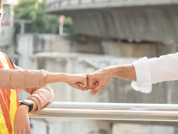 Bilden Bakgrunden Anställda Ingenjör Båda Affärsmän Chef Hand Hand Ömsesidig — Stockfoto