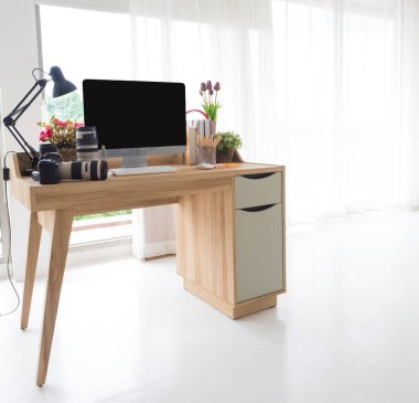 Beyaz arka plan boş stüdyo evi ahşap bir masa, bir bilgisayar labirenti .klavye fare internet öğretim kameraları ve part-time iş, hobi, freeland, fotoğrafçılar ve grafik kurgu yaratıcı