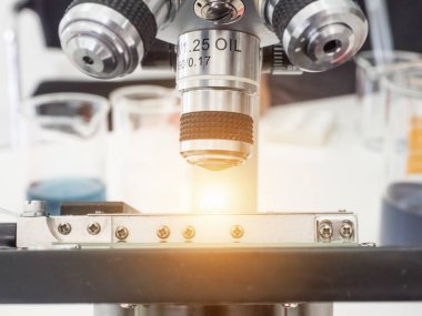 Laboratuvar ya da emek isteyen mikroskoplar cihaz teknolojisi yakın çekim mercek optiği, görüntüde turuncu ve sarı kıvılcımlar bulunan bilim adamlarına ait..