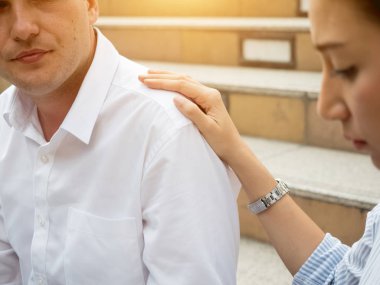 Şirketin şantiyesinde, bir erkek iş kadınının patronu stresli ve kendini işine adamış bir erkek çalışanın omzuna dokunuyor. Teşvik etmeye devam etti..