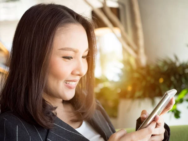 Şirket Ofisi iş kadınları akıllı cep telefonu ve iletişim teknolojisi dijital bağlantı kablosuz sosyal ağında mutlu bir gülümseme arıyorlar.