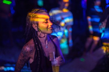 Koh Tao, Tayland - 20 Mart 2018: Kız sahilde eğleniyor