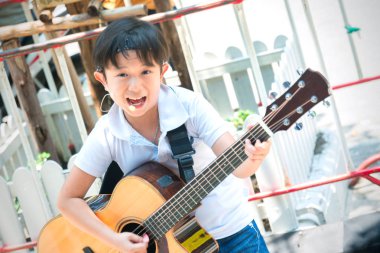 Bangkok, Tayland - 3 Nisan 2018: Gitarlı küçük çocuk