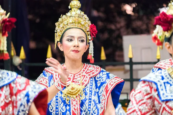 Bangkok, Tayland - 11 Ocak 2018: Taylandlı kadınların performansı — Stok fotoğraf