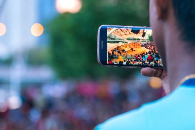 Bir adam telefon festivaline katılıyor..