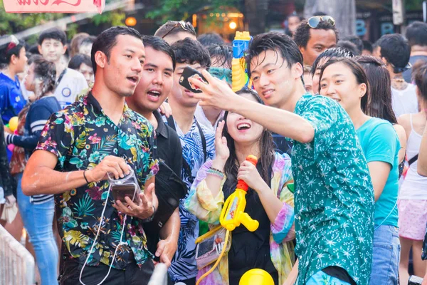 Bangkok, Tayland - 15 Nisan 2018: Gençler selfie çekiyor — Stok fotoğraf