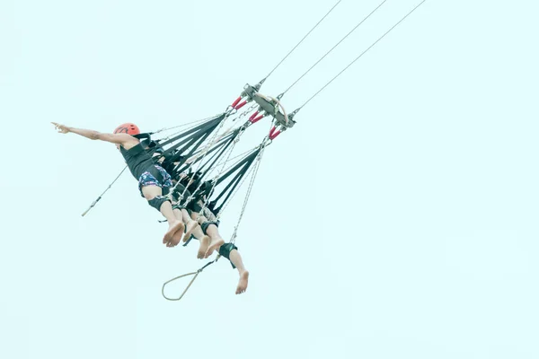 新加坡- 2018年3月15日：3个人在缆绳上飞行 — 图库照片