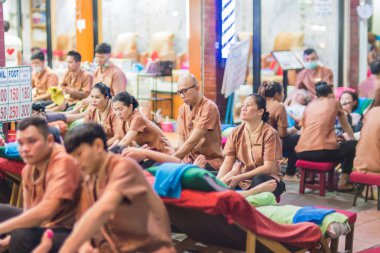 Phuket, Tayland - 15 Ocak 2018: Tayland masaj terapistleri