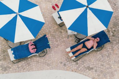 Phuket, Tayland - 15 Ocak 2018: C güvertesinde yatan yetişkin adam